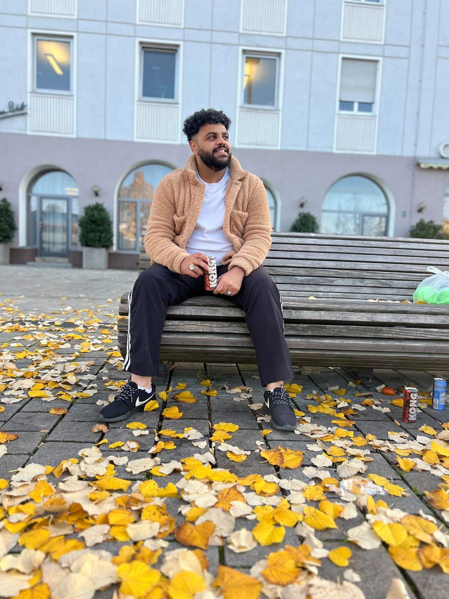 إن لقاكم حبيبي سلموا لي عليه
طمنوني الأسمراني عاملة إيه الغربة فيه