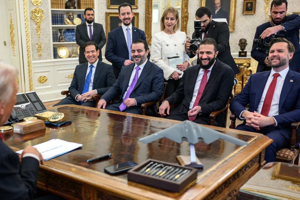 decensorednews's tweet image. 🚨 NEW: Trump posts photos of himself meeting with State Department-designated “global terrorist” turned “Syrian rebel leader” turned “Syrian President” Ahmed al-Sharaa in the Oval Office

Vance and Rubio were also in attendance.