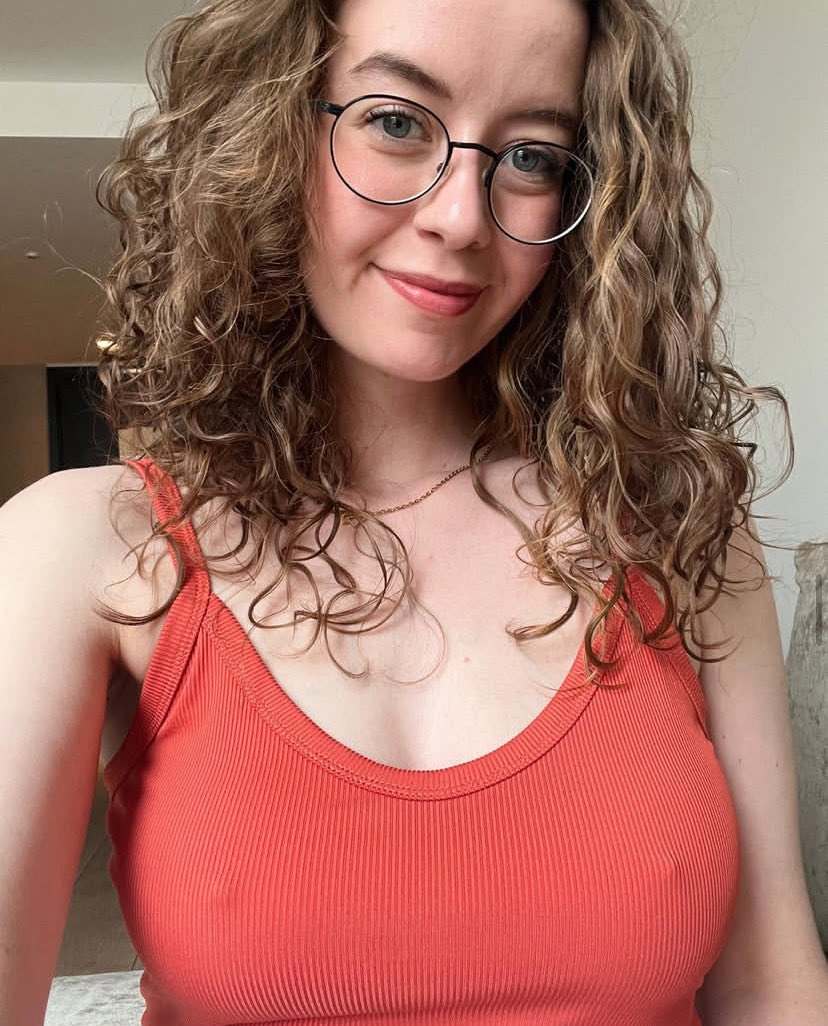 eliza_barrett2's tweet image. Fresh face, fresh fit, fresh post 📸 Drop a 💕 if you’re feeling this energy!  #MomGlowUp  #CurlsAndGlasses #GoodVibesOnly