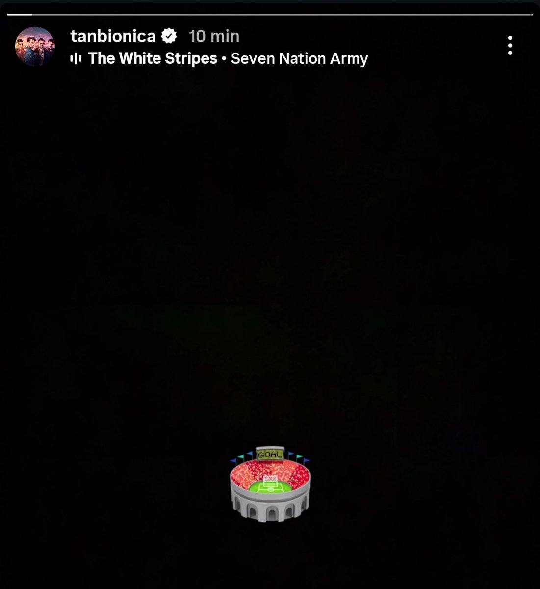 Cuando tan bionica sube un emoji de estadio con seven nation army de fondo sabes que va a ser el puto mejor recital de la vida