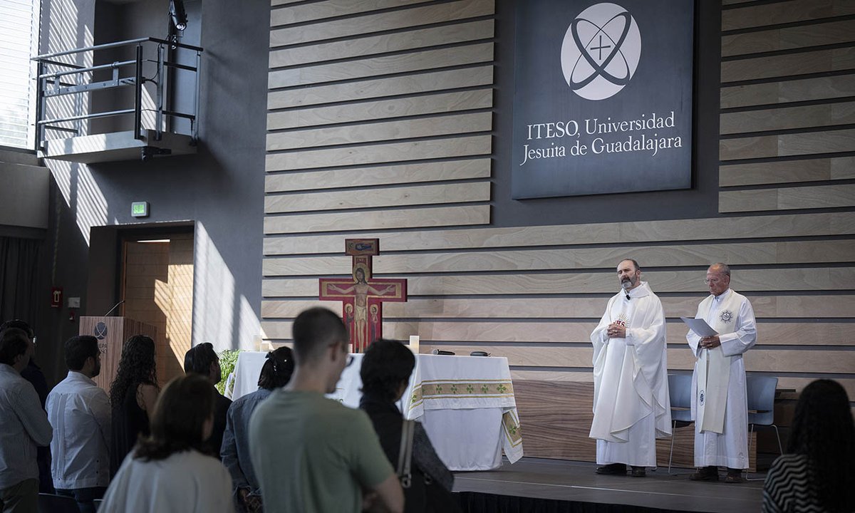 #PazenMéxico
En una misa celebrada por Alexander Zatyrka, SJ, #RectorITESO, la comunidad universitaria recordó la vida y el trabajo público que realizó Carlos Manzo, presidente municipal de Uruapan, Michoacán.
ite.so/jgh4y