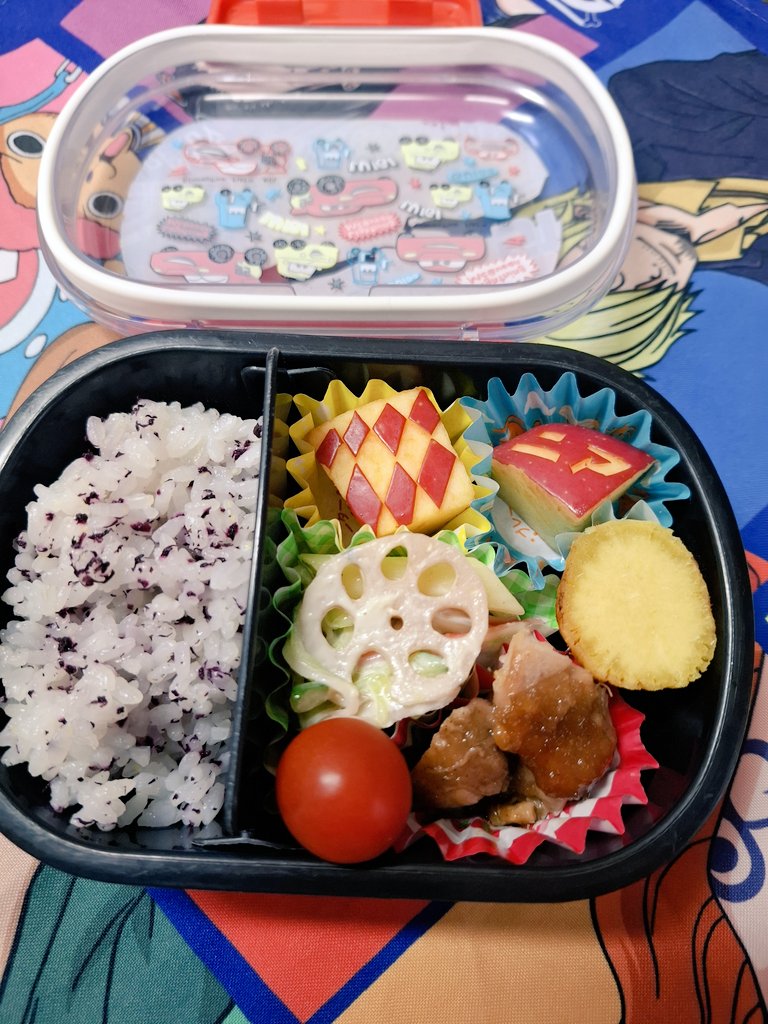 revomiichan's tweet photo. おはようございます
寒い…そろそろコタツが恋しい季節
出してしまうとコタツから抜け出せなくなりそうで💦まだ渋ってる今日この頃！
#お弁当
#おべんとう
#幼稚園弁当
#お弁当作り楽しもう部 
#お弁当作り https://t.co/RC8cCoelip