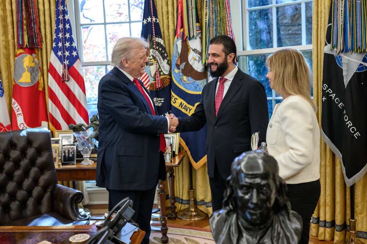 decensorednews's tweet image. 🚨 NEW: Trump posts photos of himself meeting with State Department-designated “global terrorist” turned “Syrian rebel leader” turned “Syrian President” Ahmed al-Sharaa in the Oval Office

Vance and Rubio were also in attendance.