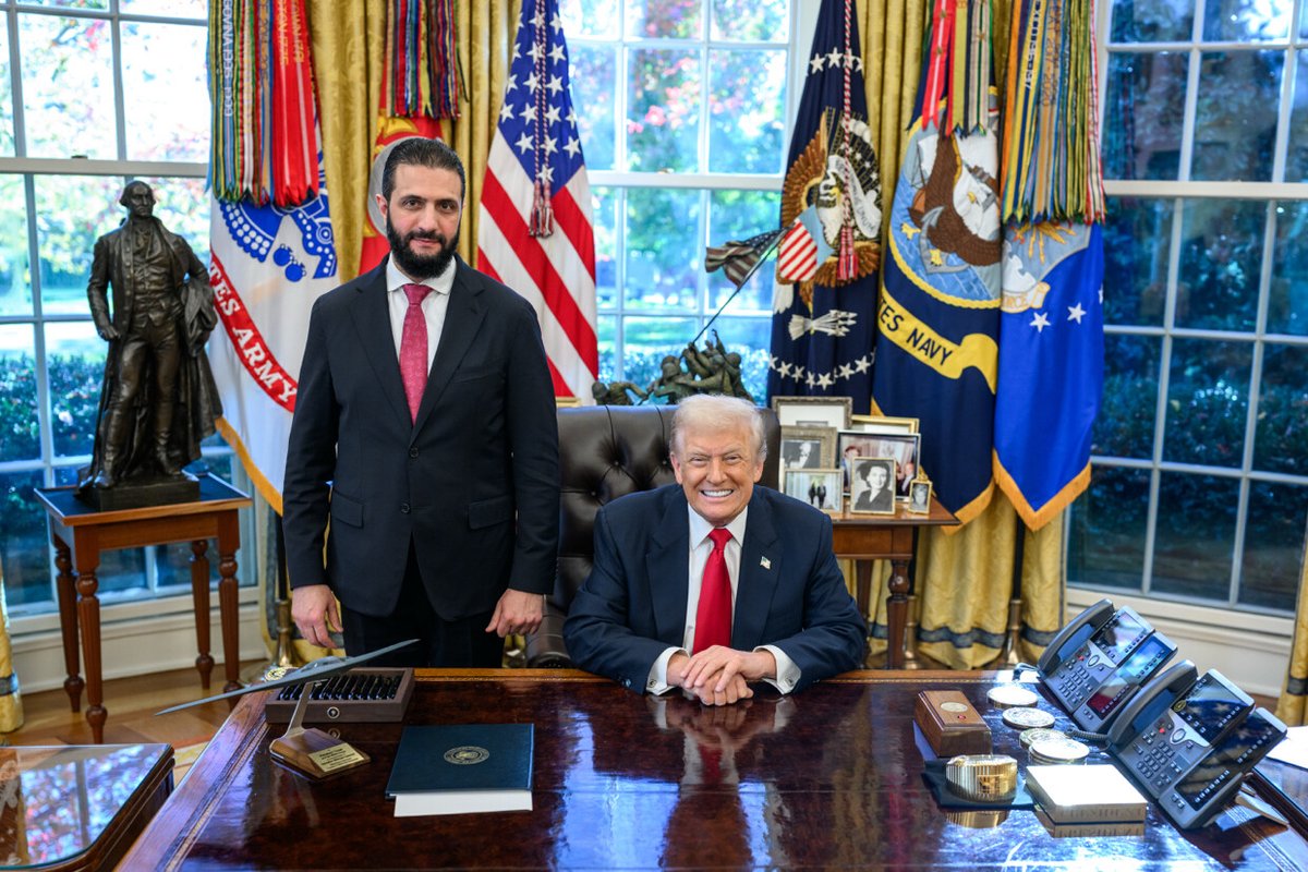 decensorednews's tweet image. 🚨 NEW: Trump posts photos of himself meeting with State Department-designated “global terrorist” turned “Syrian rebel leader” turned “Syrian President” Ahmed al-Sharaa in the Oval Office

Vance and Rubio were also in attendance.