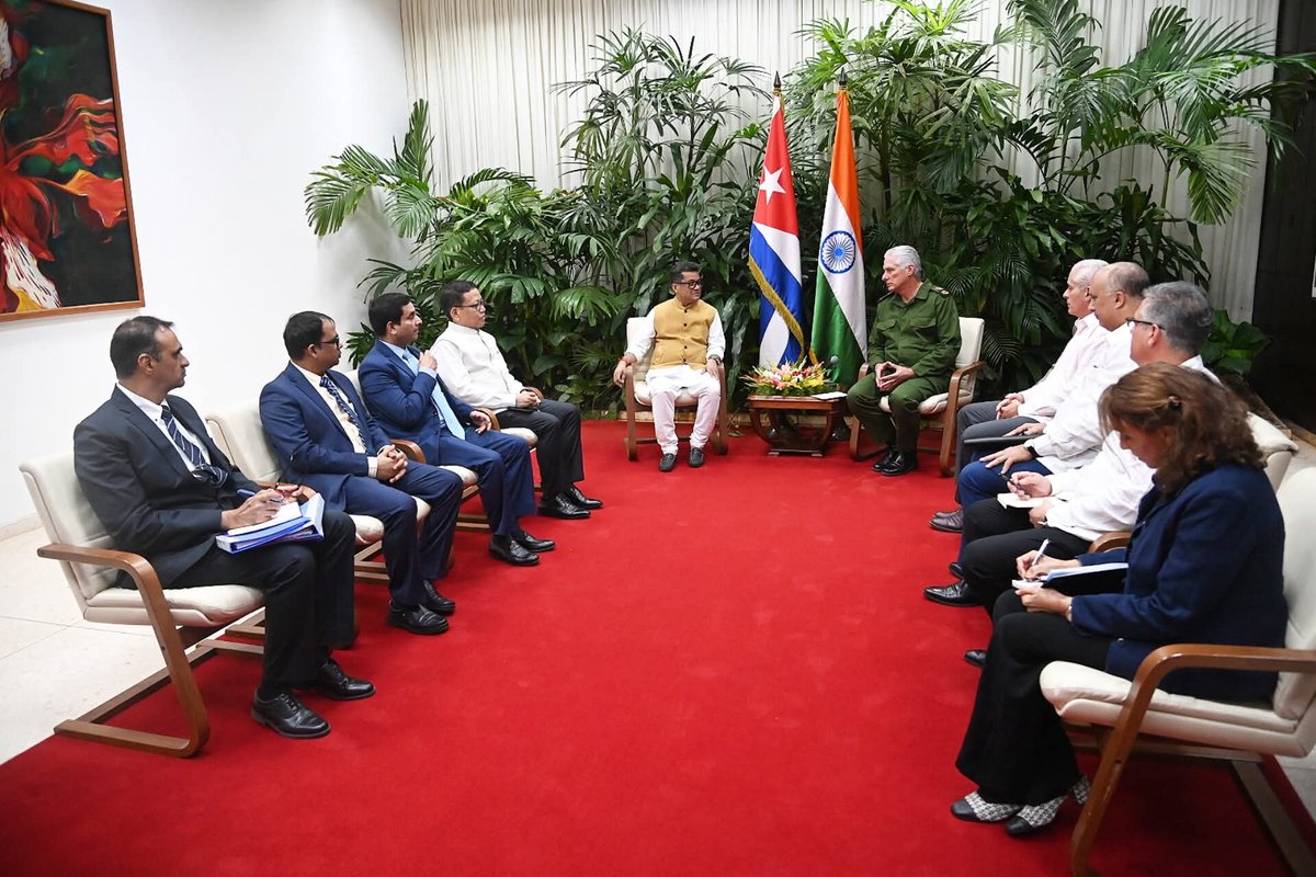 🇨🇺🤝🇮🇳 | El presidente de la República de #Cuba, <a href="/DiazCanelB/">Miguel Díaz-Canel Bermúdez</a>, recibió en el Palacio de la Revolución al Excmo. Sr. Pabitra Margherita, ministro de Estado de la República de la #India para Asuntos Exteriores y Textiles.

🔗cubaminrex.cu/es/recibe-diaz…