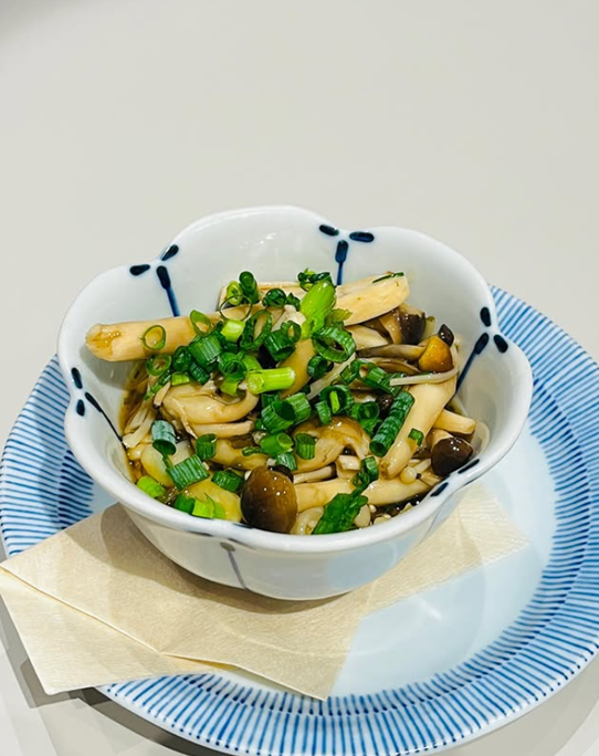 こんにちは🙂
#みのる食堂銀座三越店 です🥦

今が旬のきのこフェアを開催中です🍄

\\4種きのこのお浸し//をご用意しています✨
＊新潟県産えのきたけ
＊長野県産ぶなしめじ
＊長野県産エリンギ
＊長野県産なめこ

定食小鉢にてお召し上がりいただけます。
ぜひお召し上がりくださいませ♪