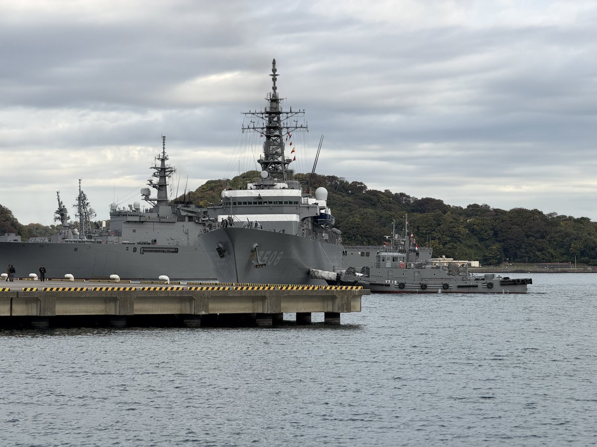 今朝の横須賀港、練習艦「かしま」です。