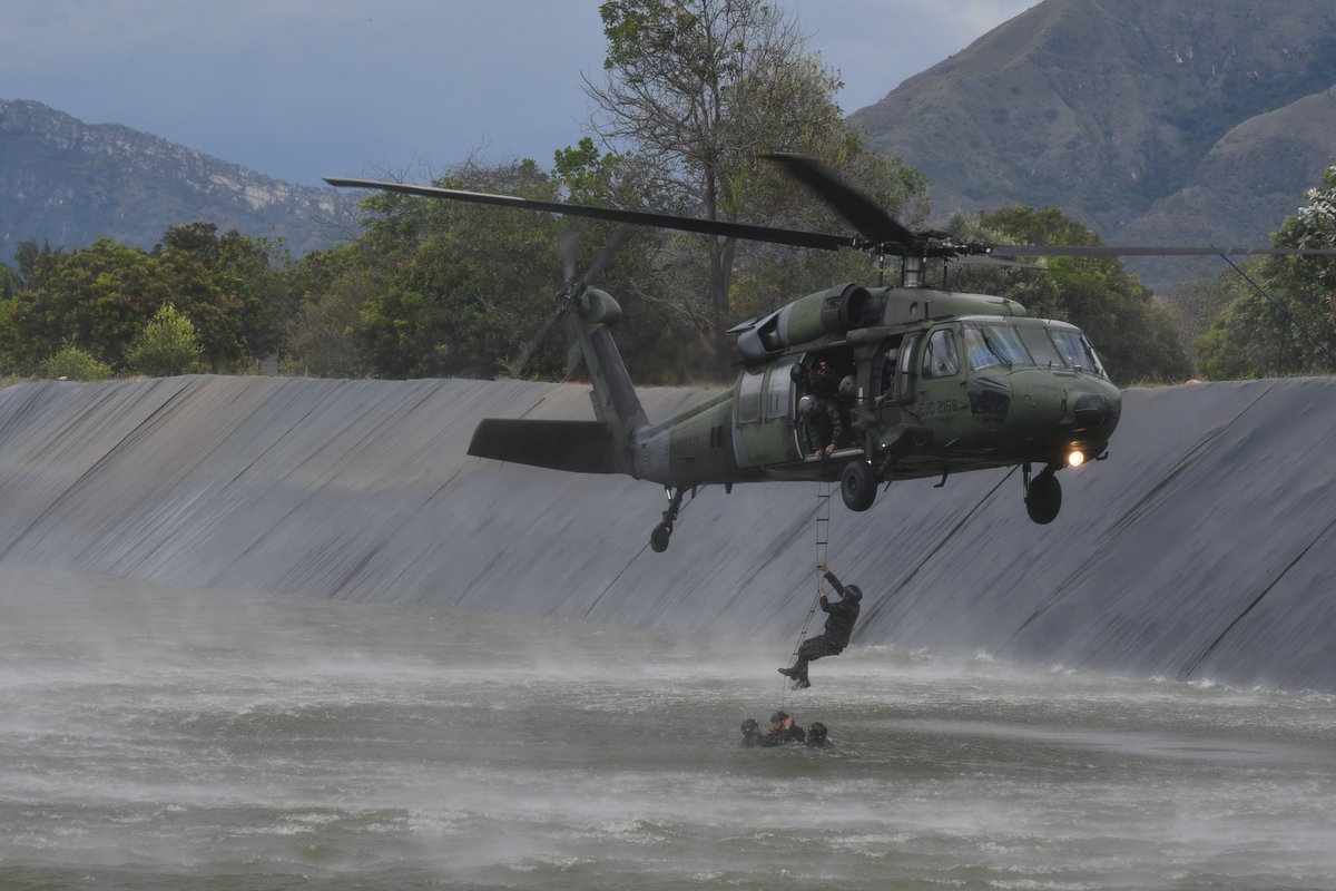 En el cielo de Tolemaida, los soldados de la Aviación del <a href="/COL_EJERCITO/">Ejército Nacional de Colombia</a> entrenan con determinación y coraje en el uso de la Escalera Cavitante, apoyados por un poderoso UH-60 Black Hawk.

Cada ascenso y descenso simboliza la fortaleza, disciplina y valor de quienes se preparan