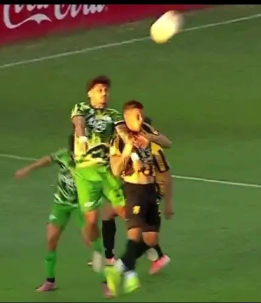 Imaginen que esto le dieron como "codazo y penal" a guaraní, y todavía tienen cara para sacar un lloro comunicado. Ya intentaron esto de presionar al arbitraje antes del partido contra Cerro Porteño 🔵 🔴 🔵 y así les fue. No aprenden