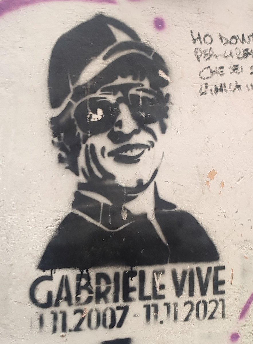 Tranquilli Ma’, Pa’, fratello caro
vado a stà mejo, Lì nun esiste er baro.
Passerò la notte insonne pe’ parla’ co’ Dio
merito ‘n posto bello, je lo chiedo a modo mio.