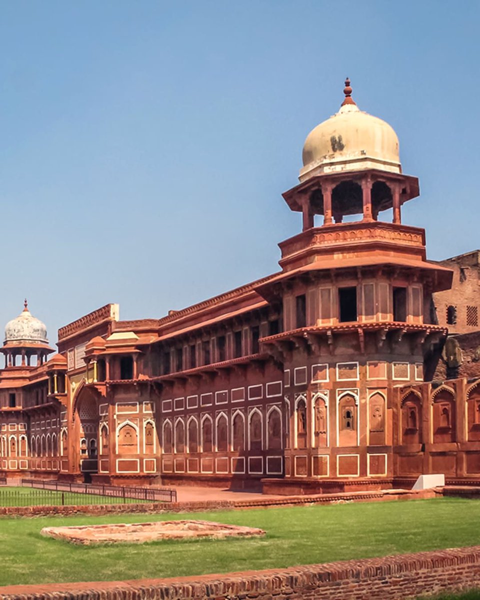 CastleQuestChro's tweet image. Fatehpur Sikri&apos;s red sandstone façade gleams in midday sun — white‑inlaid arches, a domed chhatri, carved balconies and weathered walls framing a peaceful Mughal moment on trimmed lawns.
Tell us which detail catches your eye.

#FatehpurSikri #MughalArchitecture #IncredibleIndia