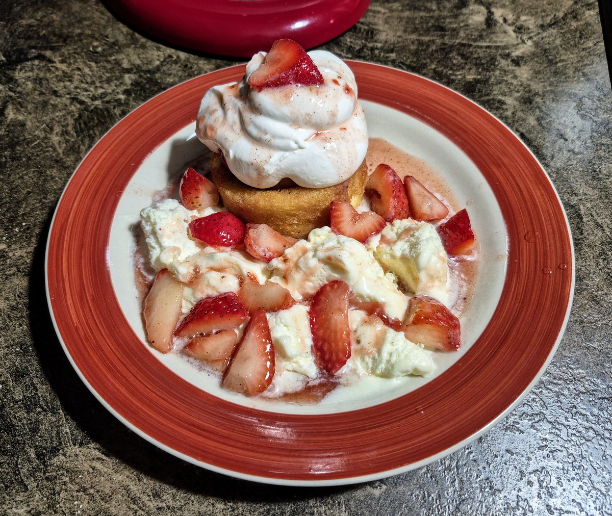 karenmckersie's tweet image. 😋🍓 Strawberry Shortcake topped with homemade whipped cream plus vanilla ice-cream all topped with homemade Strawberry sauce, delicious! 😋🍓😘
#strawberryshortcake #strawberries #Strawberry #dessert #ICECREAM