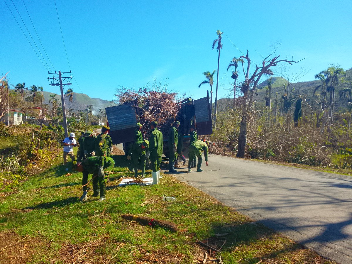 BeatrizJUrrutia's tweet image. Una agrupación de la Región Militar  Camagüey trabaja incansablemente en la recuperación de El Cobre. Unos 90 efectivos laboran en la limpieza de calles y en la reparación de centros. La solidaridad también llega desde el @MinfarC, que envía una donación.
#SantiagoDeCuba