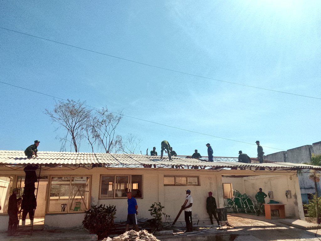BeatrizJUrrutia's tweet image. Una agrupación de la Región Militar  Camagüey trabaja incansablemente en la recuperación de El Cobre. Unos 90 efectivos laboran en la limpieza de calles y en la reparación de centros. La solidaridad también llega desde el @MinfarC, que envía una donación.
#SantiagoDeCuba