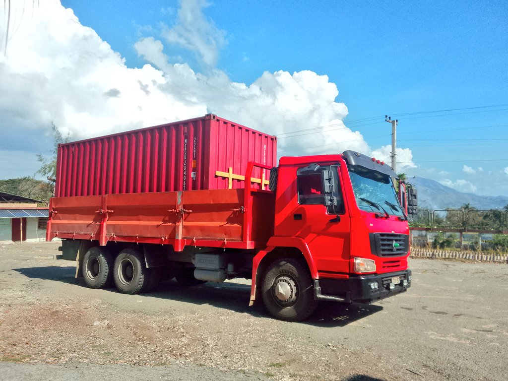 BeatrizJUrrutia's tweet image. Una agrupación de la Región Militar  Camagüey trabaja incansablemente en la recuperación de El Cobre. Unos 90 efectivos laboran en la limpieza de calles y en la reparación de centros. La solidaridad también llega desde el @MinfarC, que envía una donación.
#SantiagoDeCuba
