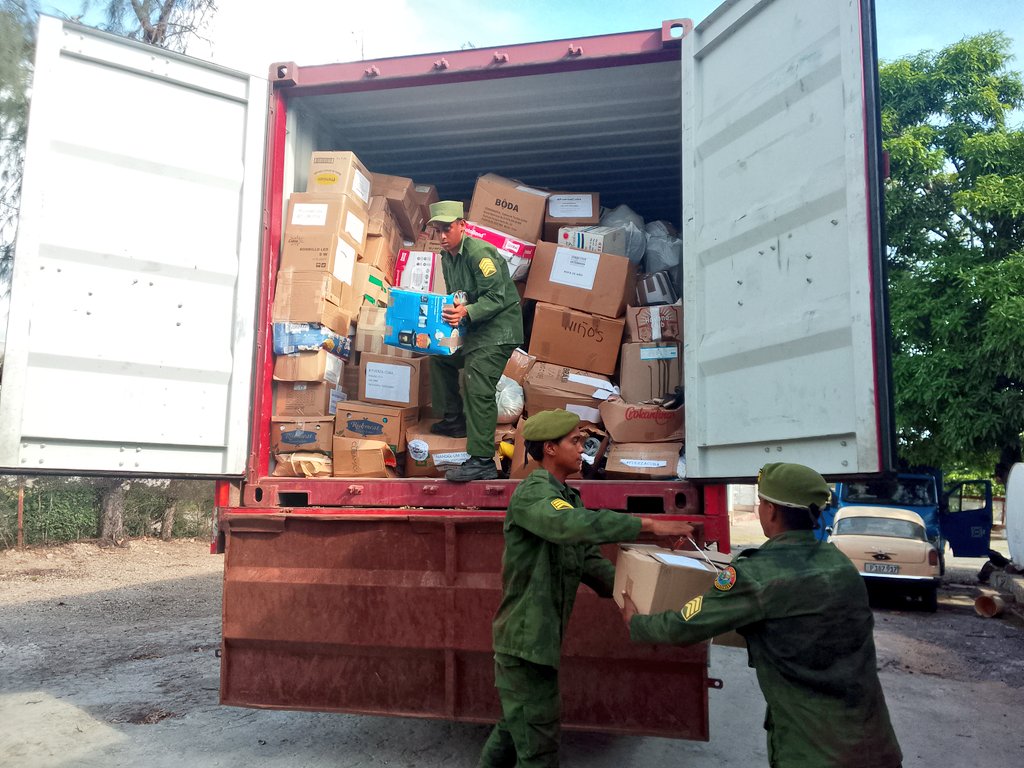 BeatrizJUrrutia's tweet image. Una agrupación de la Región Militar  Camagüey trabaja incansablemente en la recuperación de El Cobre. Unos 90 efectivos laboran en la limpieza de calles y en la reparación de centros. La solidaridad también llega desde el @MinfarC, que envía una donación.
#SantiagoDeCuba