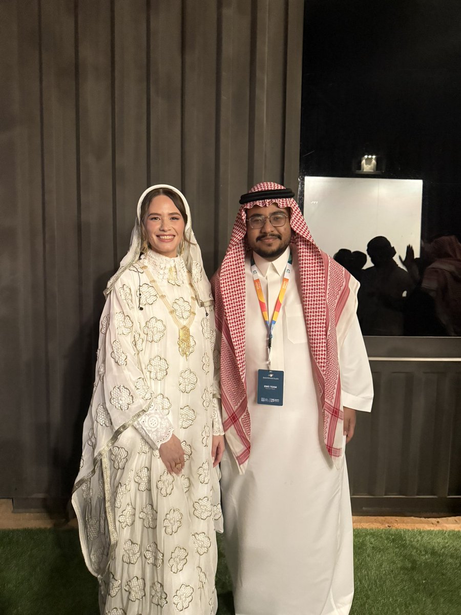 F_ALMOfficial's tweet photo. شكر خاص لكل من ساهم وتعب معنا في هالمشروع وهالتكليف اللي عسانا كنا قده وعند حسن الظن

حاب اخص بالذكر عائلتي @LuxuryKSA_ على تعبهم معنا وحرصهم على كل عمل يطلع باجمل شكل ، وشكر خاص للاخت العزيزه الزميله الشاعره جمانه آل الشيخ ( قمرة ) على تعبها معانا واجتهادها بكل شيء تسويه🙏🏻❤️ https://t.co/I6jVsTt7PG