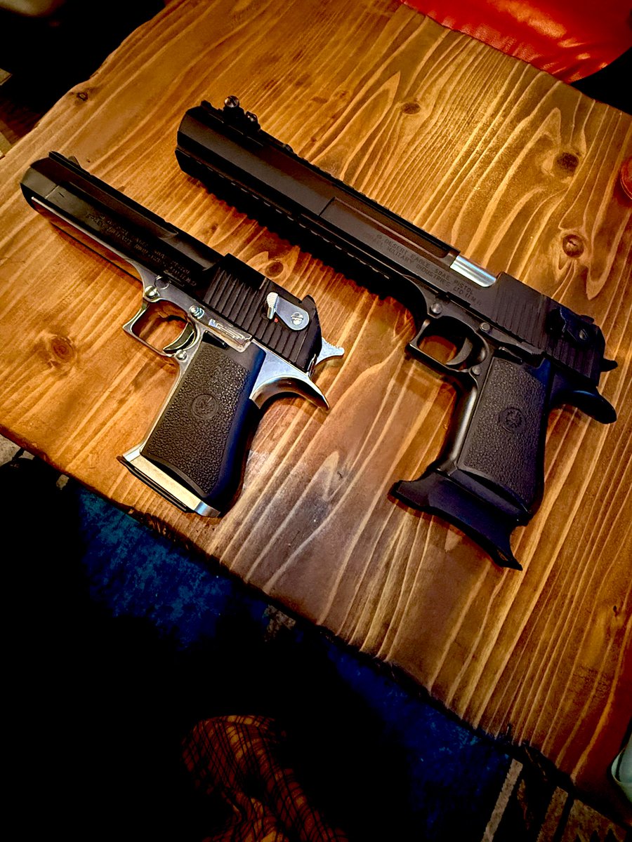 店が終わり　同じ銃を三つバラして
イケてるのを二つつくった

デザートイーグルはかっちょいぃ

#デザートイーグル
#いい銃の日　は　昨日だ