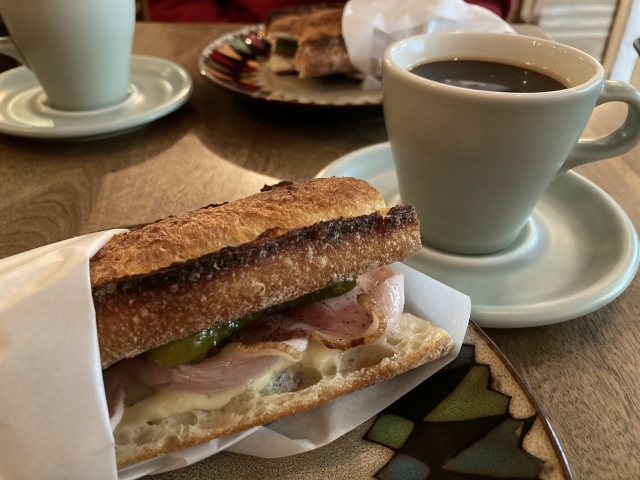 おはようございます！

すっかり寒くなりセーターを出した方も多いのではないでしょうか😊

今日は #ポッキーの日

ついつい手が伸びてしまうチョコレート 甘いものでエネルギーチャージをして、気持ちもリフレッシュ✨
日々のご縁や支えに“感謝の気持ち”を込めて💡

今日も一日よろしくお願いします！