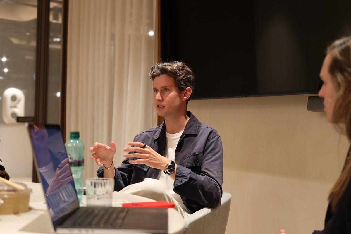 zqwq333's tweet image. Day 1 wrap up of @aiengine_hack  the Engine Room organised by @seidtweets  

Great to have @lkshaas joining us from @GoogleDeepMind where our 9 fellows got to hear first hand what his day to day looks like as a PM with Gemini, how he sees RL fine tuning as the opportunity for…