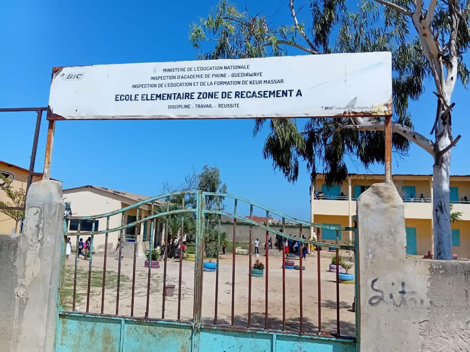 SenegalCosydep's tweet image. (ESPES): COSYDEP Dakar reprend ses activités par une journée d’assainissement et d’aménagement d’espaces  de récupération des déchets plastiques  au niveau de l’école élémentaire et du CEM Zone de recasement de Keur Massar .
#ProgrammeCLÉ #sonaged #cosydepdakar #CosydepZiguinchor