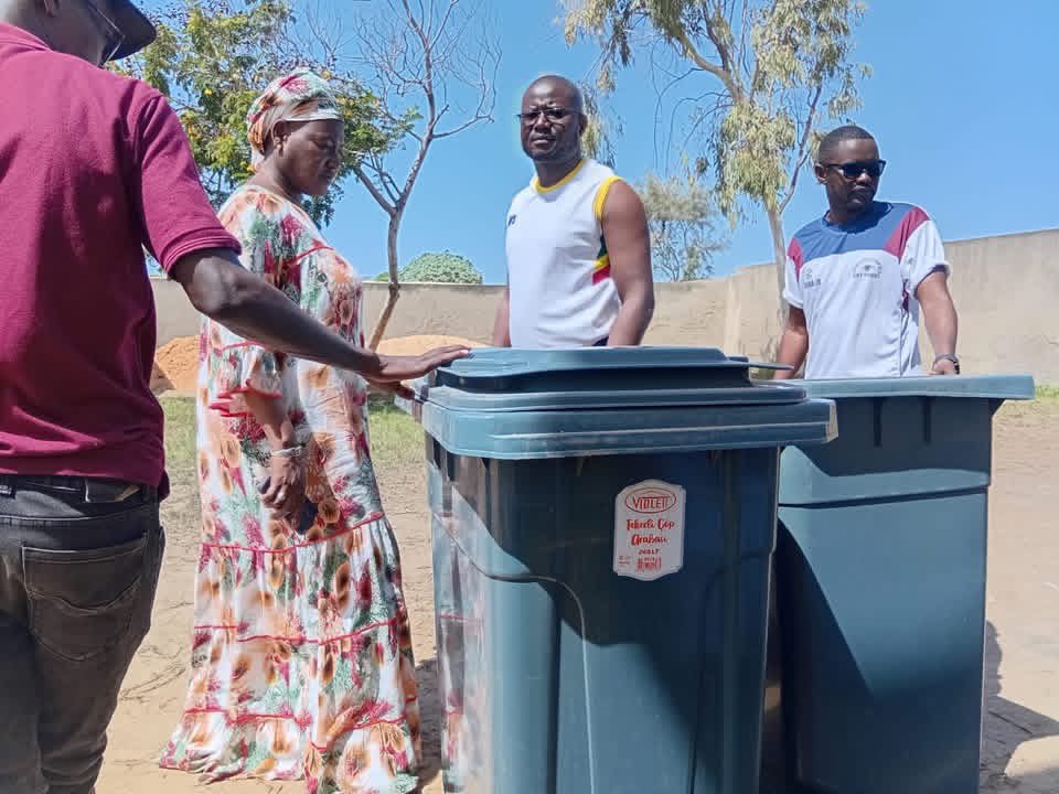 SenegalCosydep's tweet image. (ESPES): COSYDEP Dakar reprend ses activités par une journée d’assainissement et d’aménagement d’espaces  de récupération des déchets plastiques  au niveau de l’école élémentaire et du CEM Zone de recasement de Keur Massar .
#ProgrammeCLÉ #sonaged #cosydepdakar #CosydepZiguinchor