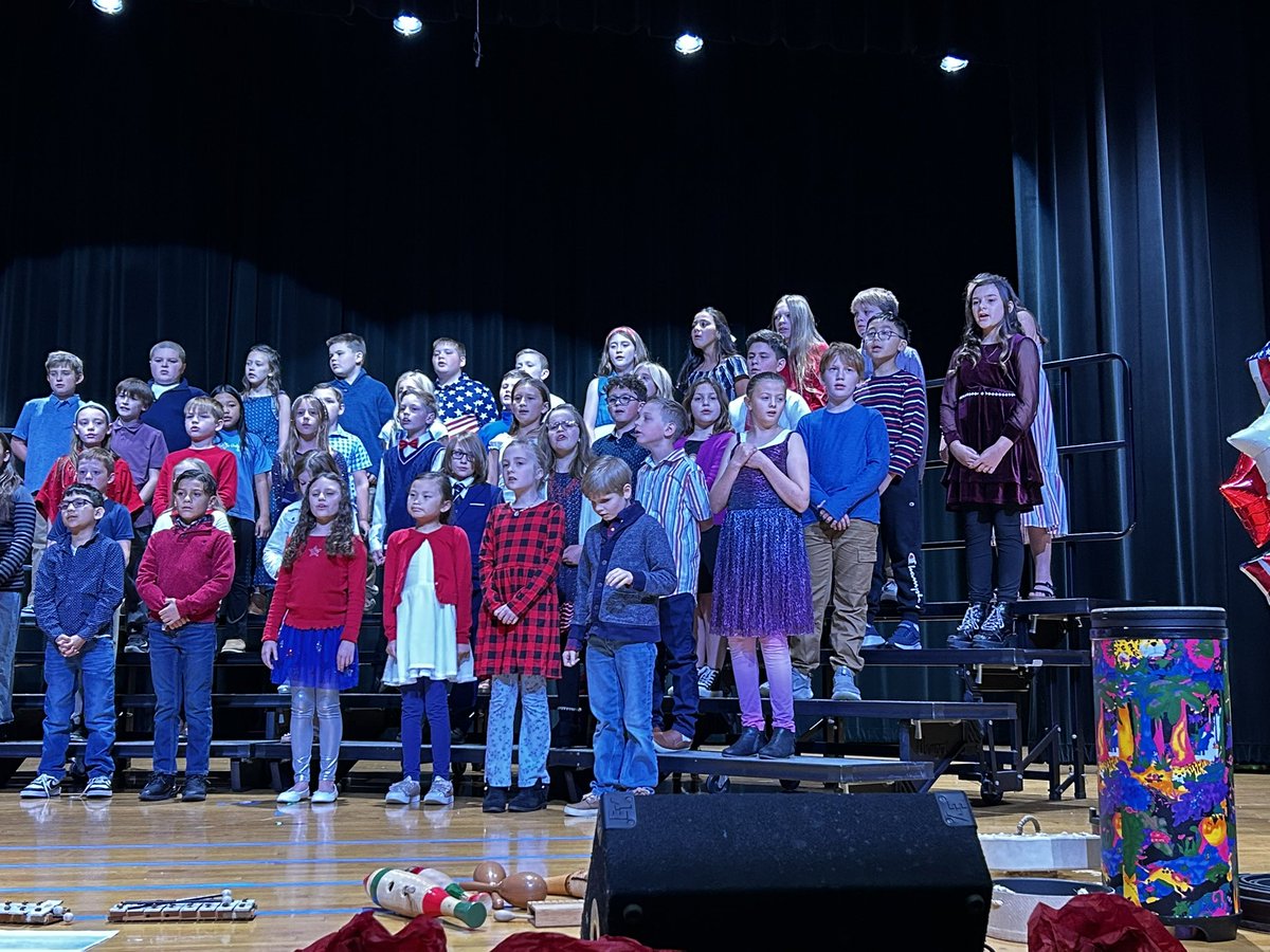 MrsBoyleAWLS's tweet photo. The fourth grade music program honoring our Veterans ❤️🤍💙 https://t.co/5PVINYkoG2