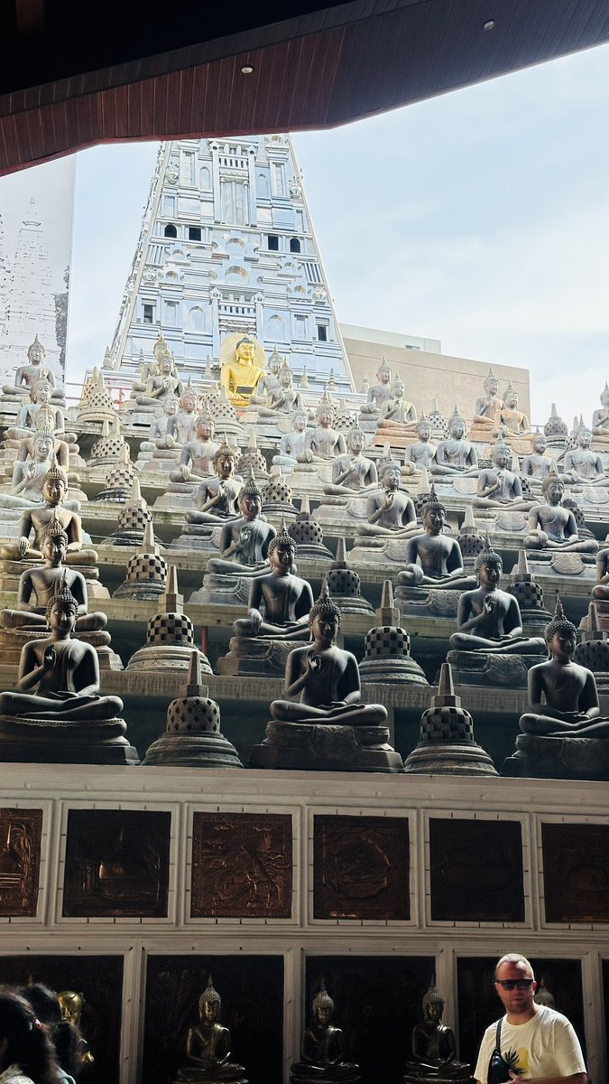 Dani_Explorer's tweet photo. With a few hours to spare before my flight, we made the most of it by exploring some of Colombo’s highlights, including the beautiful Gangaramaya Buddhist Temple, founded in the 19th century. Its architecture is a fascinating blend of Sri Lankan, Thai, Chinese, and Indian styles. https://t.co/MejdWhmJEl