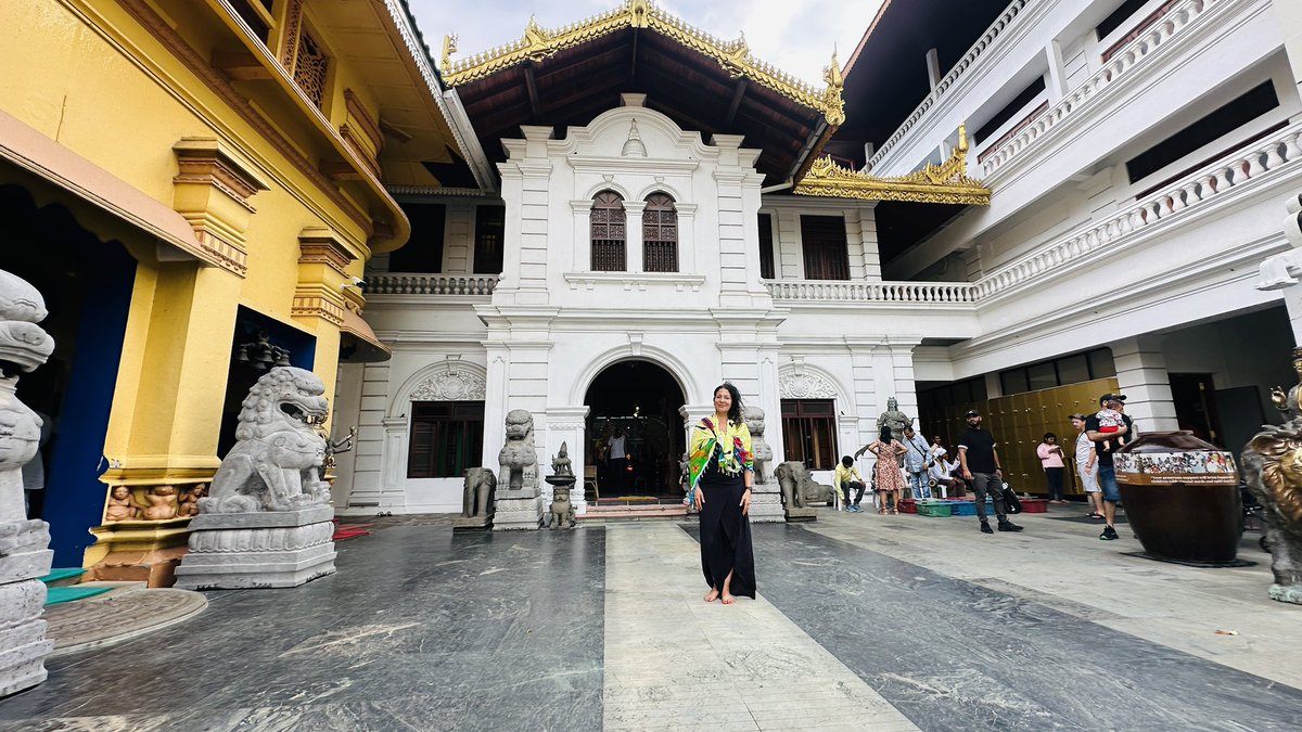 Dani_Explorer's tweet photo. With a few hours to spare before my flight, we made the most of it by exploring some of Colombo’s highlights, including the beautiful Gangaramaya Buddhist Temple, founded in the 19th century. Its architecture is a fascinating blend of Sri Lankan, Thai, Chinese, and Indian styles. https://t.co/MejdWhmJEl