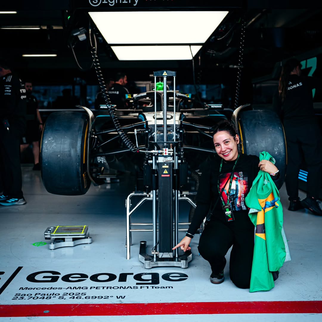 inforussellbr's tweet photo. 🇧🇷 | A grande adm @vitoriadiez na garagem da Mercedes (63) em Interlagos! ❤️👌🏻 https://t.co/dgbLMlo2Xa