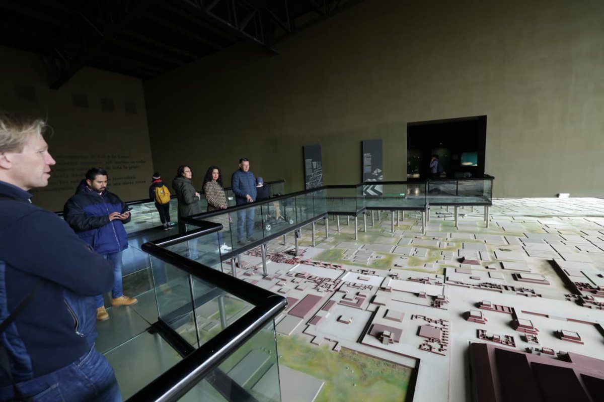 CulturaEdomex's tweet image. Hoy nuestra Secretaria @NellyCarrascoIV, realizó un   recorrido en la Zona Arqueológica de #Teotihuacán, con autoridades del #INAH. Te invitamos a visitar este maravilloso #DestinoHechoAManO del Estado de México.🗿

#ElPoderDeServir