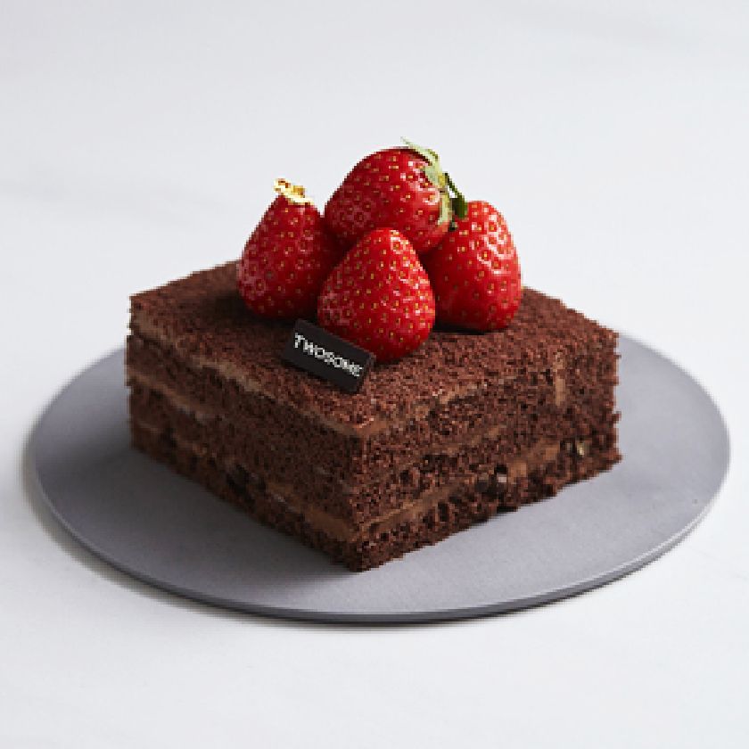 gyuyoungdaily's tweet image. 📰 CWN: &quot;#ATwosomePlace Unveils Cinematic Holiday Teaser Featuring Actress #ParkGyuyoung&quot;

&quot;... the large-scale holiday campaign centered on its signature cake, Sochosaeng (Strawberry Chocolate Fresh Cream Cake)... full version airs November 15.&quot;

|| A Twosome Place, 2025