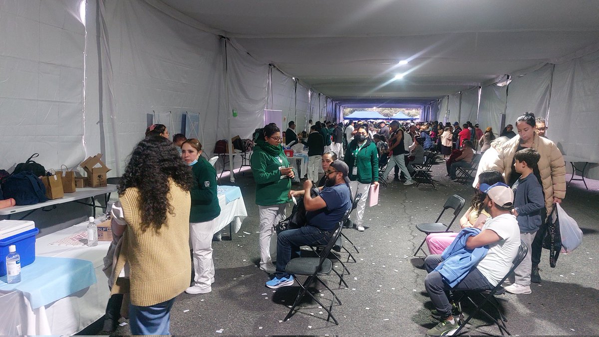 gloriaalcocer's tweet image. Seis horas formada para poderme vacunar, la organización PÉSIMA, nadie da información, se les terminaron las vacunas de neumococo y tenias que esperar aun más y eso lo supe pues le pregunte a una enfermera ¡NO NOS HACEN UN  FAVOR! ES NUESTRO DERECHO A LA SALUD
#vacunación…