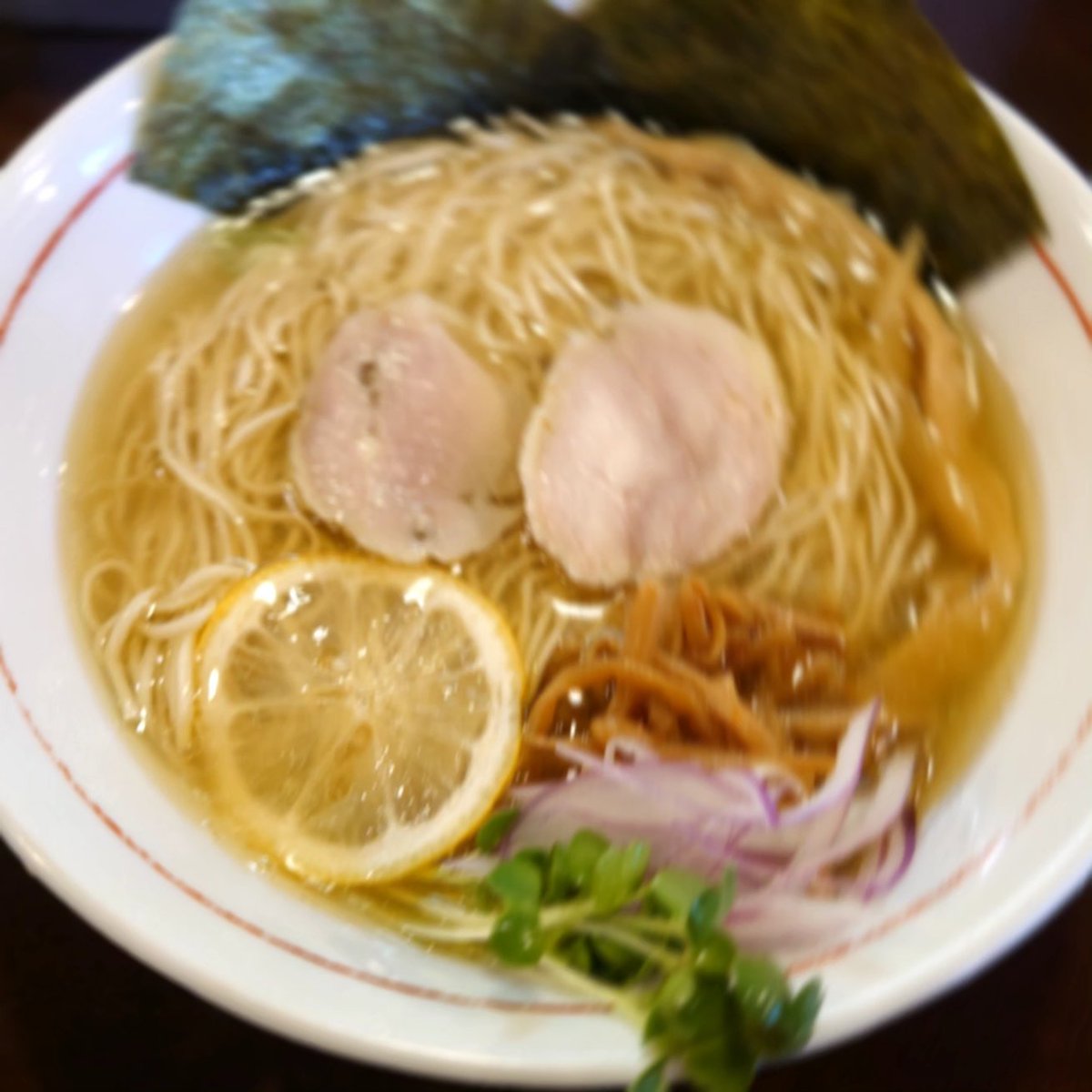 #中華そば敦@亀有🐢
塩そば🍜食べ比べ
中華そば塩 太縮れ麺
煮干そば塩 太縮れ麺
中華そば塩 細麺
煮干のほうが塩ダレの貝の旨味をより感じて私好み😋冬は塩ダレに加える牡蠣の味が濃厚と伺ったので、また食べ比べてよう
冬はお馴染みの限定もあるので楽しみ2倍☺️
#ramen_cp