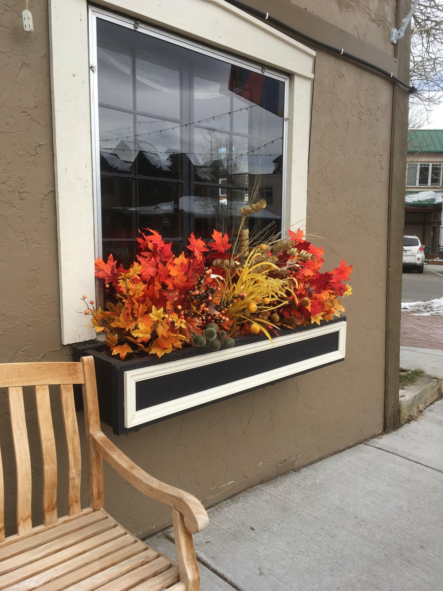 SummitLibraries's tweet image. Frisco Main Street is giving off major Thanksgiving vibes right now! So cozy and festive. Stop by and enjoy the view!