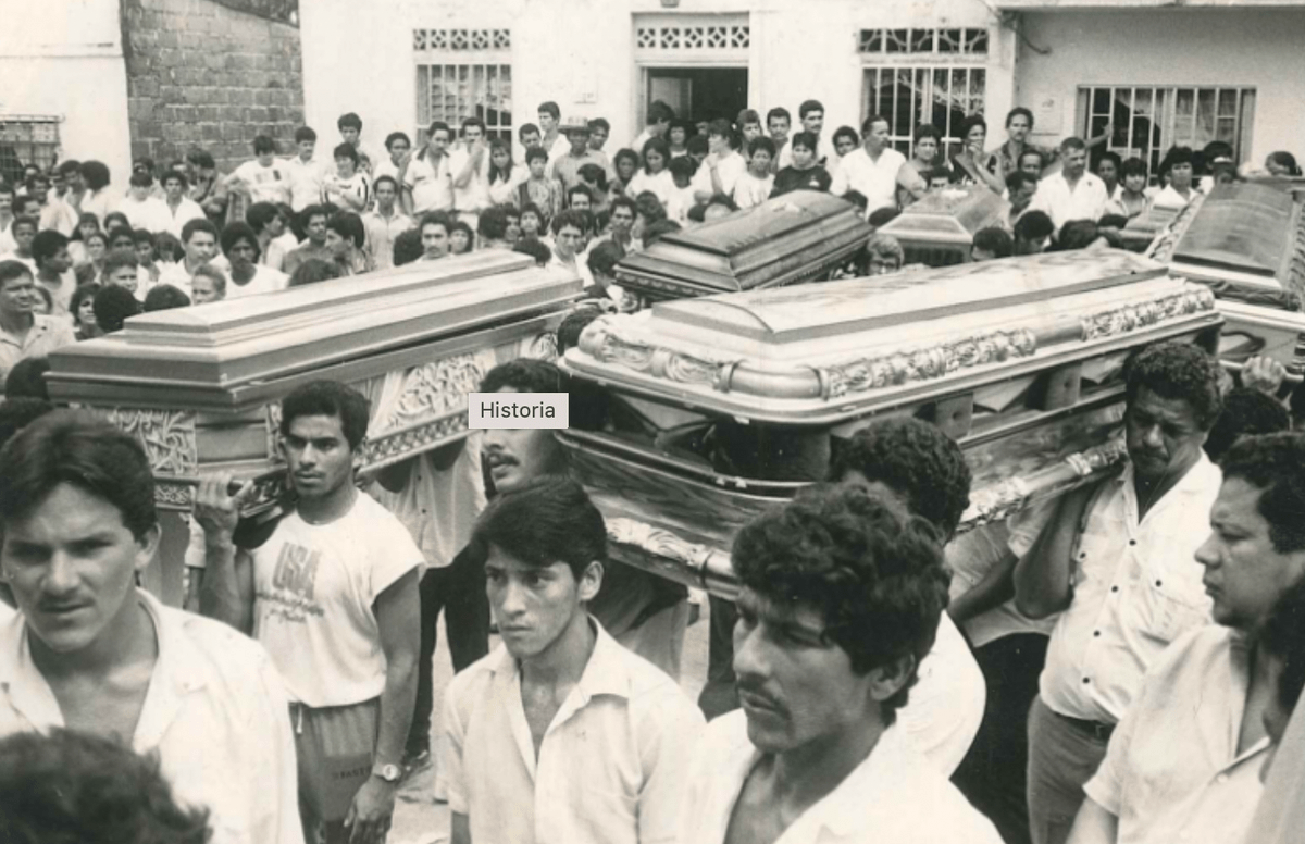 ligia281243's tweet image. La noche del 11/11/1988 paracos, policías y militares, llegaron a Segovia, lista en mano asesinaron 46 seres humanos.
Lo hicieron porque la U.P. había ganado las elecciones.
Cuando terminaron se fueron a celebrar en el Batallón Bomboná en Pto. Triunfo donde mandaba Pablo Escobar.