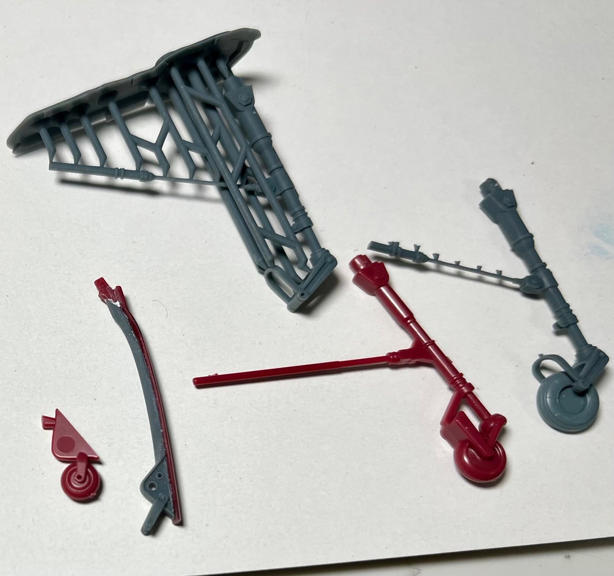 仮組みで気になった脚柱。3DPにてバキッとしたモールドで作り直しました。補助輪柱にもモールド追加、前輪はエデュアルドの1/48  Z-126ズリンのものを移植😄

#PLUMスチラドゥ