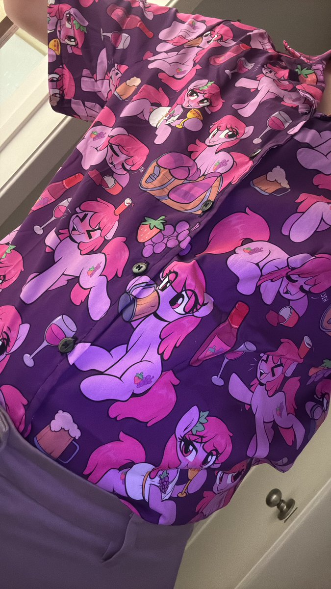 Jarred_Pony_alt's tweet image. I got a new shirt do you guys like it

It’s like a size too small but I WILL be wearing it to harmony con