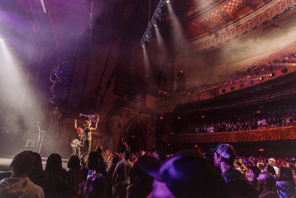 googoodolls's tweet image. Night 1 at @BeaconTheatre NYC !!!! ❤️ @SafeAtHomeFound