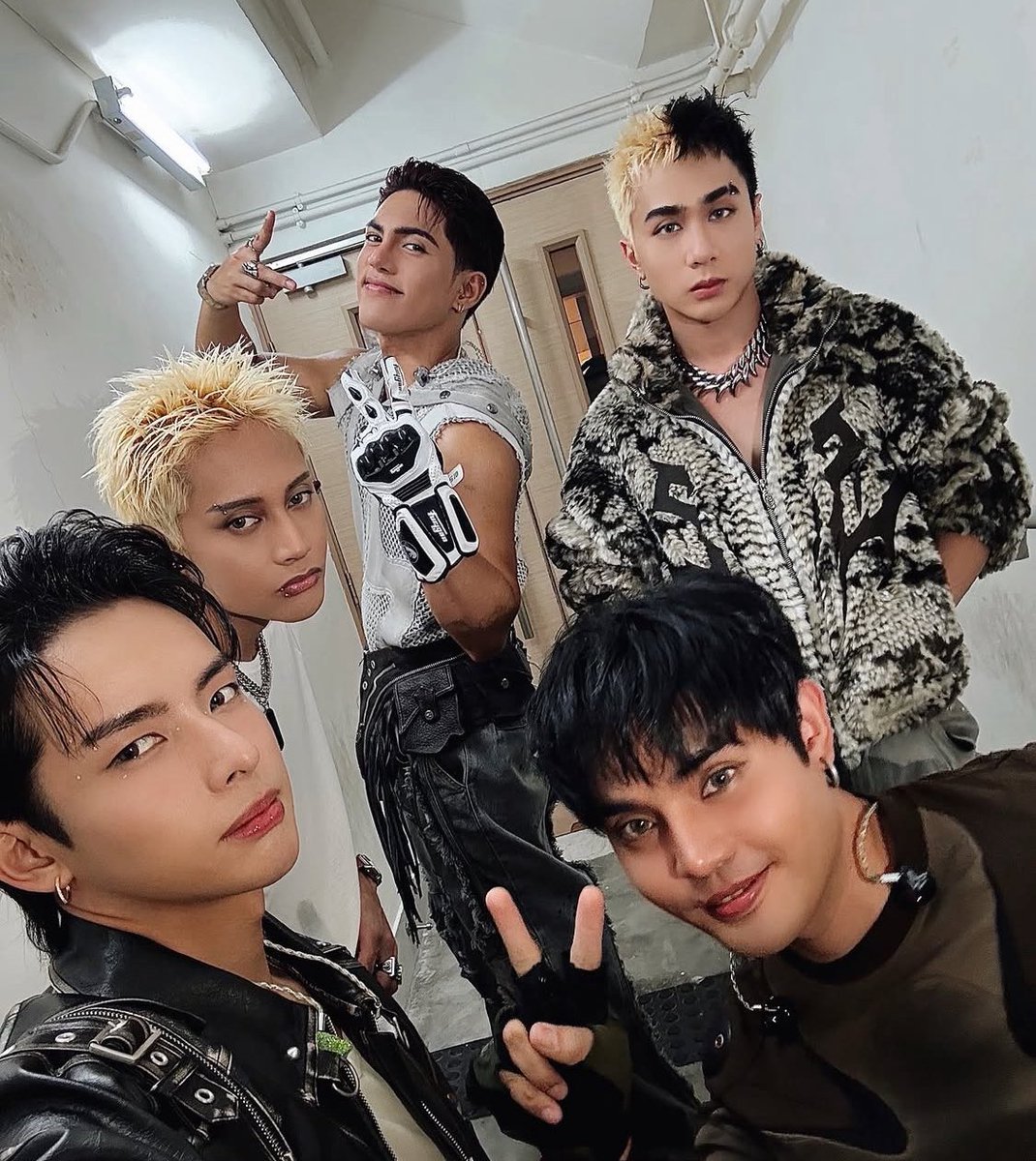 PopPlanet_'s tweet photo. SB19 Simultaneously Tops iTunes PH Charts for Songs, Albums, and Music Videos.

•Song: #1 - “Burn the Flame (feat. SB19)”
•Album: #1 - “Burn the Flame (feat. SB19)” EP
•Music Video: #1 - “Moonlight”

#SB19 @SB19Official https://t.co/E6x5ZSR3Cn