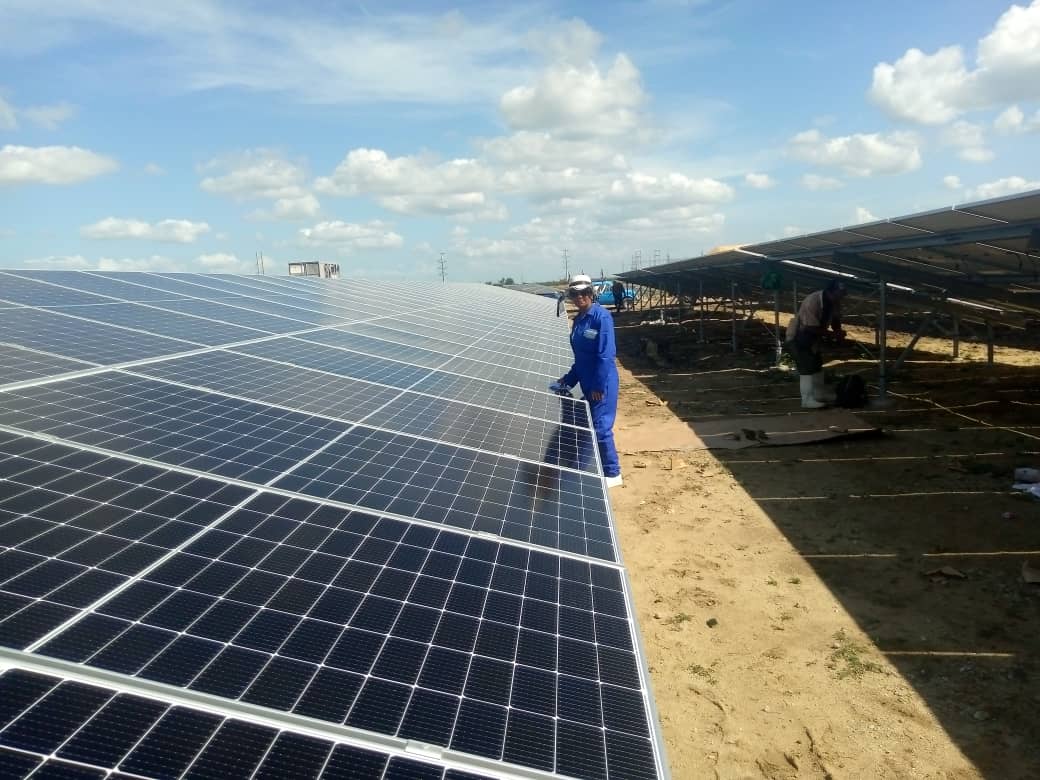 Yanet_SNTCTunas's tweet photo. #PSFV SubEstación 220kw, a buen ritmo constructores en el montaje de mesas.
#SiSePuede
#PorLasTunasLaVictoria https://t.co/3fhd7mmUnk
