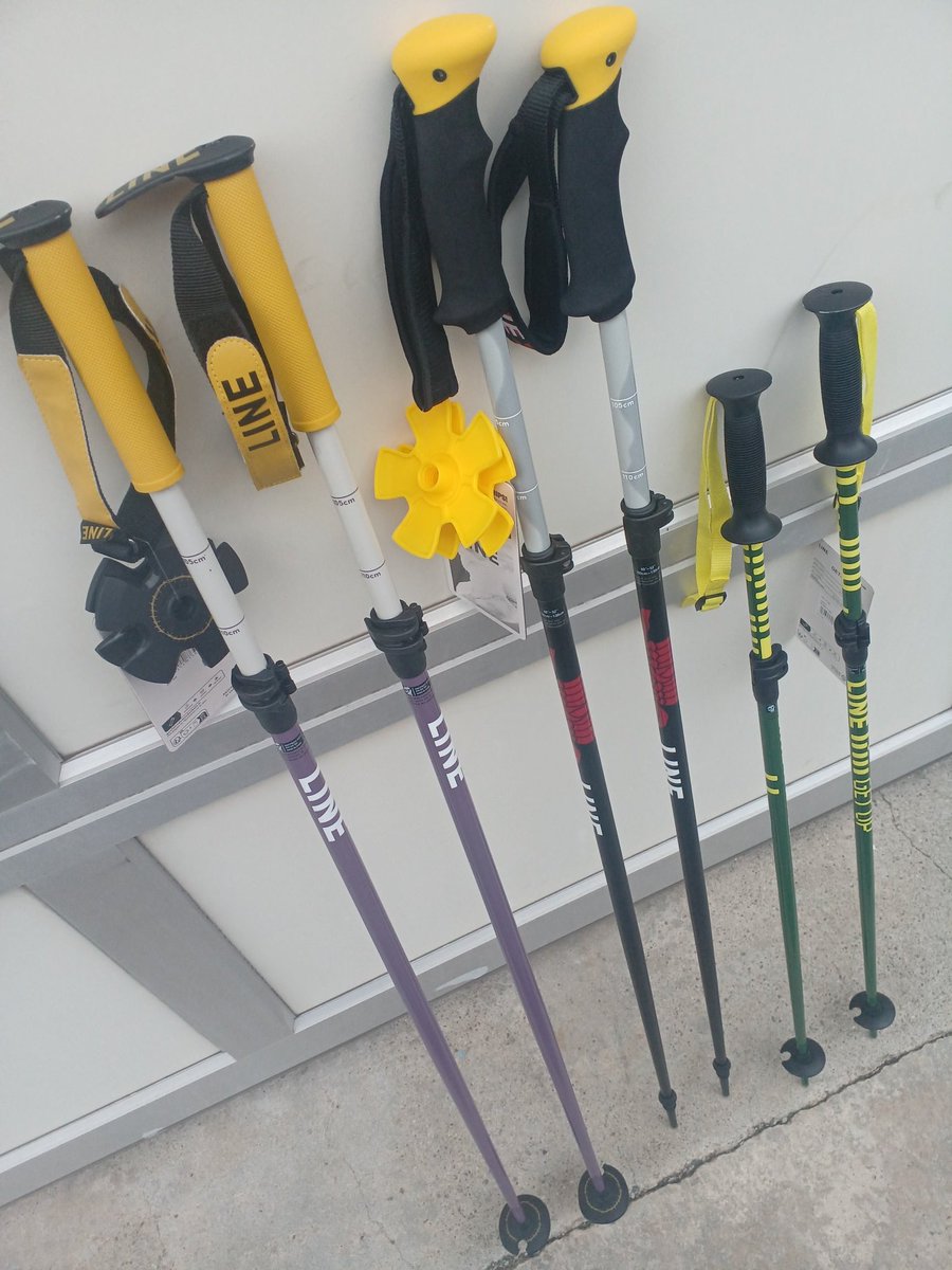 TRUNKBASE13's tweet photo. スキーポール、様々なサイズ、モデルが入荷しています。
長さが決まっているタイプもあれば、自分好みの長さにできる便利な伸縮式もございます。
毎年人気のジュニア用伸縮式ポールもございます!
カラーや用途など、自分好みの1本を選んでみてください!
#lineskis #poles https://t.co/XX6DAkNwY7