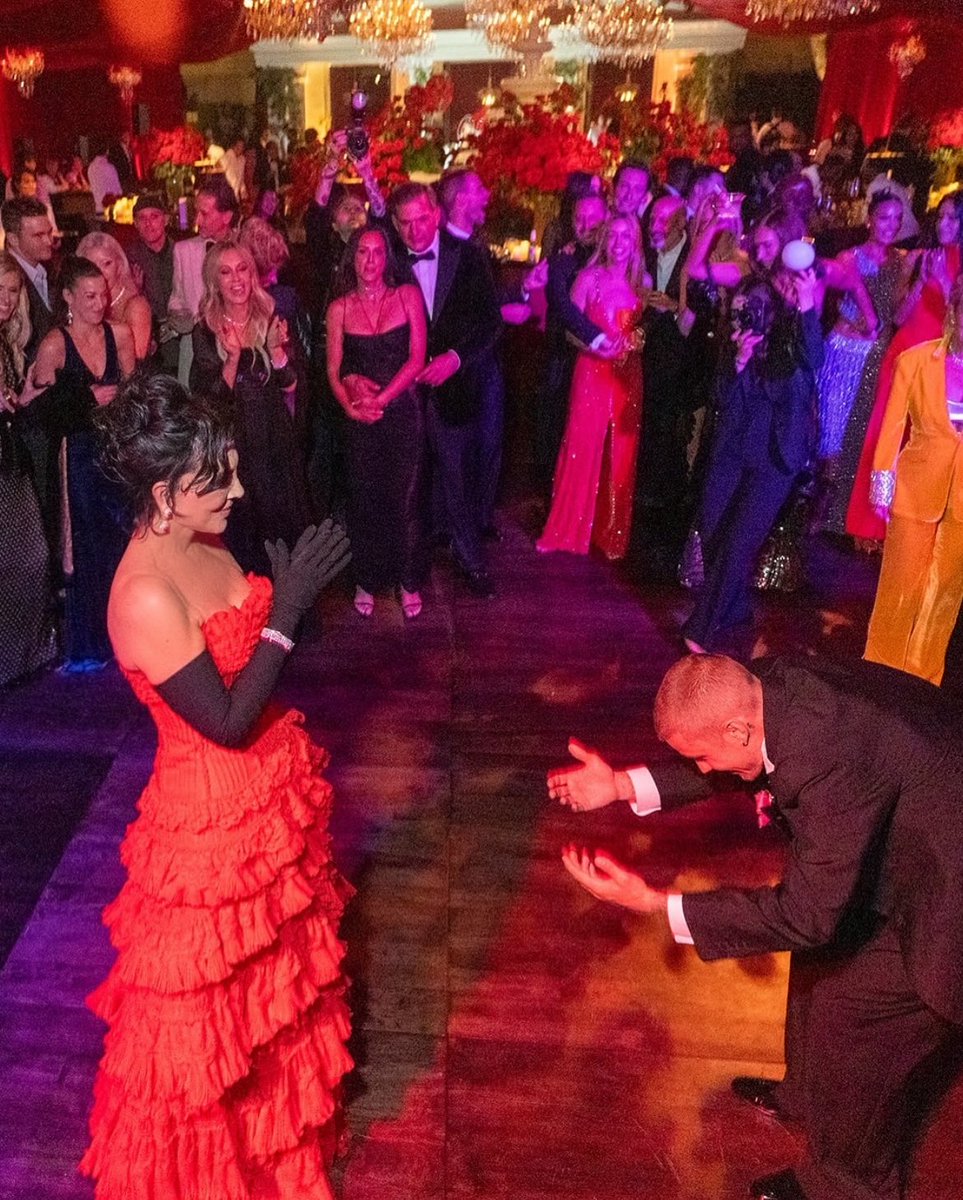 fontesbieber's tweet image. Mais um registro da dança de Justin Bieber e Kris Jenner, na festa de 70 anos de Kris. ❤️