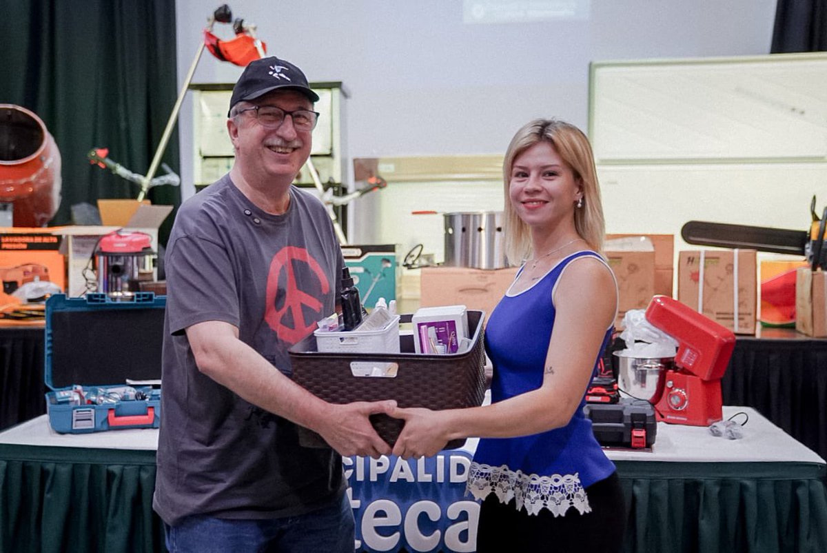 En Montecarlo acompañamos la primera entrega del Banco de Herramientas Municipal, una iniciativa que me llena de orgullo porque refleja la fuerza emprendedora de nuestra gente. 

Ver a tantos vecinos y vecinas recibir herramientas para sus proyectos de vida es ver sueños que se