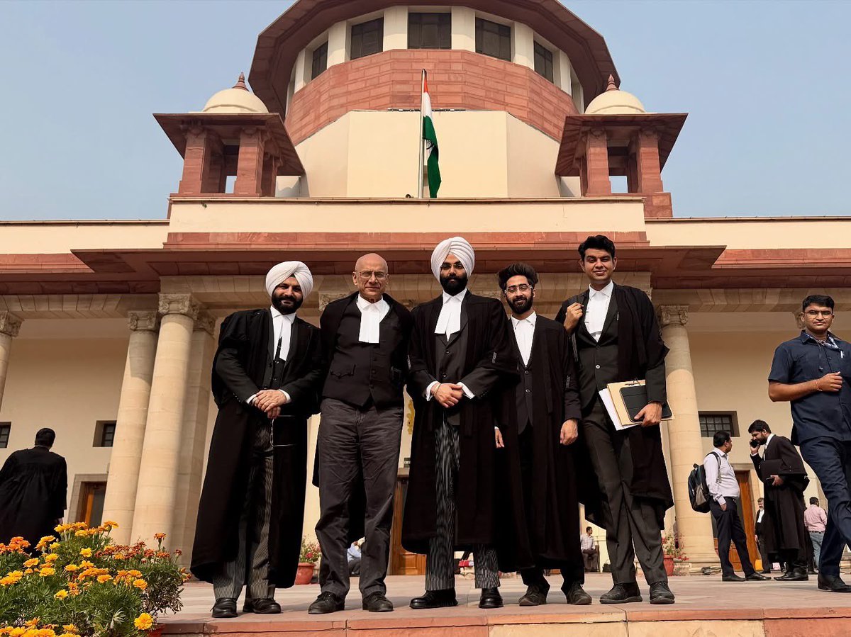 tarsem___singh's tweet image. ਅੱਜ, MP Bhai Amritpal Singh ਦੇ NSA ਕੇਸ ਦੀ ਸੁਣਵਾਈ ਮਾਣਯੋਗ ਸੁਪਰੀਮ ਕੋਰਟ ਵਿੱਚ ਹੋਈ ਅਤੇ ਸੁਪਰੀਮ ਕੋਰਟ ਨੇ ਪੰਜਾਬ ‘ਤੇ ਹਰਿਆਣਾ ਹਾਈ ਕੋਰਟ ਨੂੰ MP Bhai Amritpal Singh ਦੇ NSA ਕੇਸ ਦੀ ਸੁਣਵਾਈ 6 ਹਫ਼ਤਿਆਂ ਵਿੱਚ ਮੁਕੰਮਲ ਕਰਨ ਦੇ ਆਦੇਸ਼ ਦਿੱਤੇ। ਸਮੁੱਚੀ ਲੀਗਲ ਟੀਮ ਦੀ ਤਸਵੀਰ #akalidal #warispanjabde #punjab