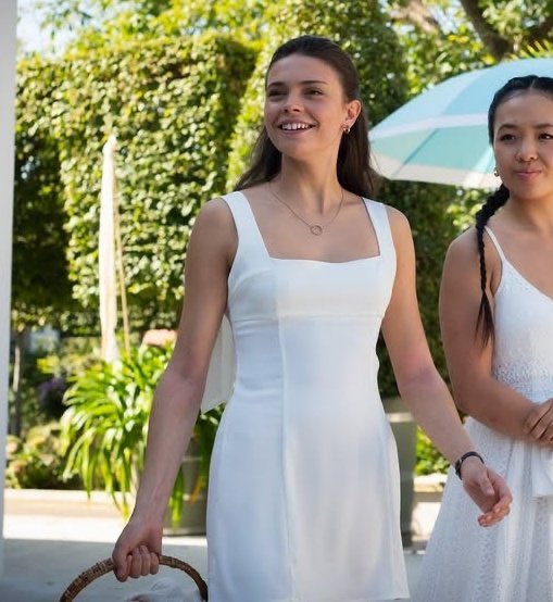 Lo hermosa que es Ruby Bell miren esa sonrisa ,lleva una  🧺 lo que me recuerda que en el libro ella lleva pasteles de la panadería de su mamá para agradecer lo del evento de recaudación🫠🫠🫠