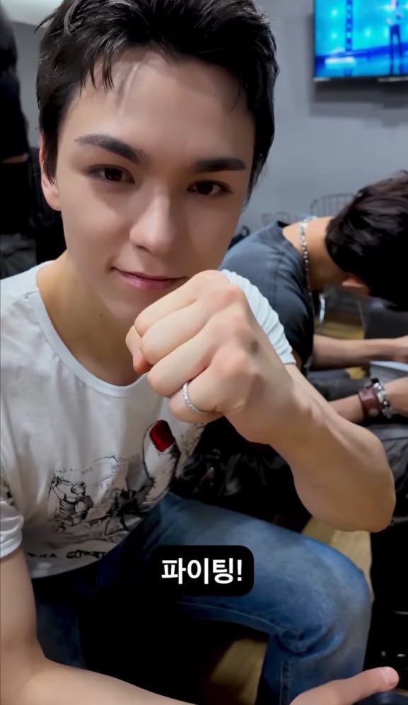 vernon_zzang_'s tweet photo. 여러분 오늘은 빼빼로 데이가 아닙니다 빼빼로 데이는 그저 기업들이 만들어낸 상술일 뿐입니다 오늘은 사실 버논이님을 백배로 사랑하는 백배로 데이입니다 https://t.co/JtyzD7UOLB