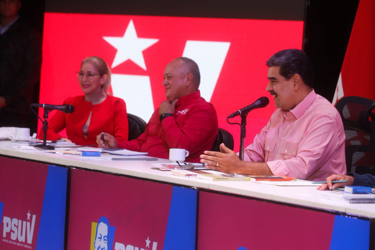 ConElMazoDando's tweet photo. #PatriaUnidaPaLoQueSalga | Este lunes 10 de noviembre, el secretario general del Partido Socialista Unido de Venezuela (PSUV), Diosdado Cabello Rondón, destacó que las jornadas del pasado fin de semana con la realización de las Asambleas Populares para la elección de los Comités Bolivarianos de Base Integral (CBBI), demuestra "la consciencia de nuestro de Pueblo, para adaptarse a cualquier situación".

En ese sentido, calificó la jornada del fin de semana dedicada a la integración de los CBBI como extraordinaria.

Explicó que la anterior estructura de calle y comunidades cumplió una fase, se concretó una tarea para etapa específica. "Nosotros estamos llamando a una nueva tarea, a una nueva estructura de cara a los nuevos tiempos, a la nueva coyuntura que nosotros estamos viviendo", resaltó.

"Para nadie debe ser un secreto, que Venezuela está sometida a fuerzas de ataques, asedios, de acosos, persecuciones, de narrativas que se contradicen con cualquier ciudadano del mundo que venga a Venezuela y se encuentra con un país en paz", sostuvo en la reunión ampliada con la dirección nacional del PSUV y la Juventud (JPSUV), liderada por el presidente de la República, Nicolás Maduro.

Asimismo, Cabello ratificó las instrucciones dadas por el jefe de Estado, para la agenda y los objetivos del V Congreso del PSUV y IV JPSUV.

También informó que continuará la integración de los CBBI durante los días martes 11, miércoles 12 y jueves 13 noviembre, en todo el territorio nacional.

@dcabellor