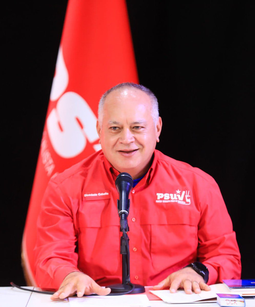 ConElMazoDando's tweet photo. #PatriaUnidaPaLoQueSalga | Este lunes 10 de noviembre, el secretario general del Partido Socialista Unido de Venezuela (PSUV), Diosdado Cabello Rondón, destacó que las jornadas del pasado fin de semana con la realización de las Asambleas Populares para la elección de los Comités Bolivarianos de Base Integral (CBBI), demuestra "la consciencia de nuestro de Pueblo, para adaptarse a cualquier situación".

En ese sentido, calificó la jornada del fin de semana dedicada a la integración de los CBBI como extraordinaria.

Explicó que la anterior estructura de calle y comunidades cumplió una fase, se concretó una tarea para etapa específica. "Nosotros estamos llamando a una nueva tarea, a una nueva estructura de cara a los nuevos tiempos, a la nueva coyuntura que nosotros estamos viviendo", resaltó.

"Para nadie debe ser un secreto, que Venezuela está sometida a fuerzas de ataques, asedios, de acosos, persecuciones, de narrativas que se contradicen con cualquier ciudadano del mundo que venga a Venezuela y se encuentra con un país en paz", sostuvo en la reunión ampliada con la dirección nacional del PSUV y la Juventud (JPSUV), liderada por el presidente de la República, Nicolás Maduro.

Asimismo, Cabello ratificó las instrucciones dadas por el jefe de Estado, para la agenda y los objetivos del V Congreso del PSUV y IV JPSUV.

También informó que continuará la integración de los CBBI durante los días martes 11, miércoles 12 y jueves 13 noviembre, en todo el territorio nacional.

@dcabellor