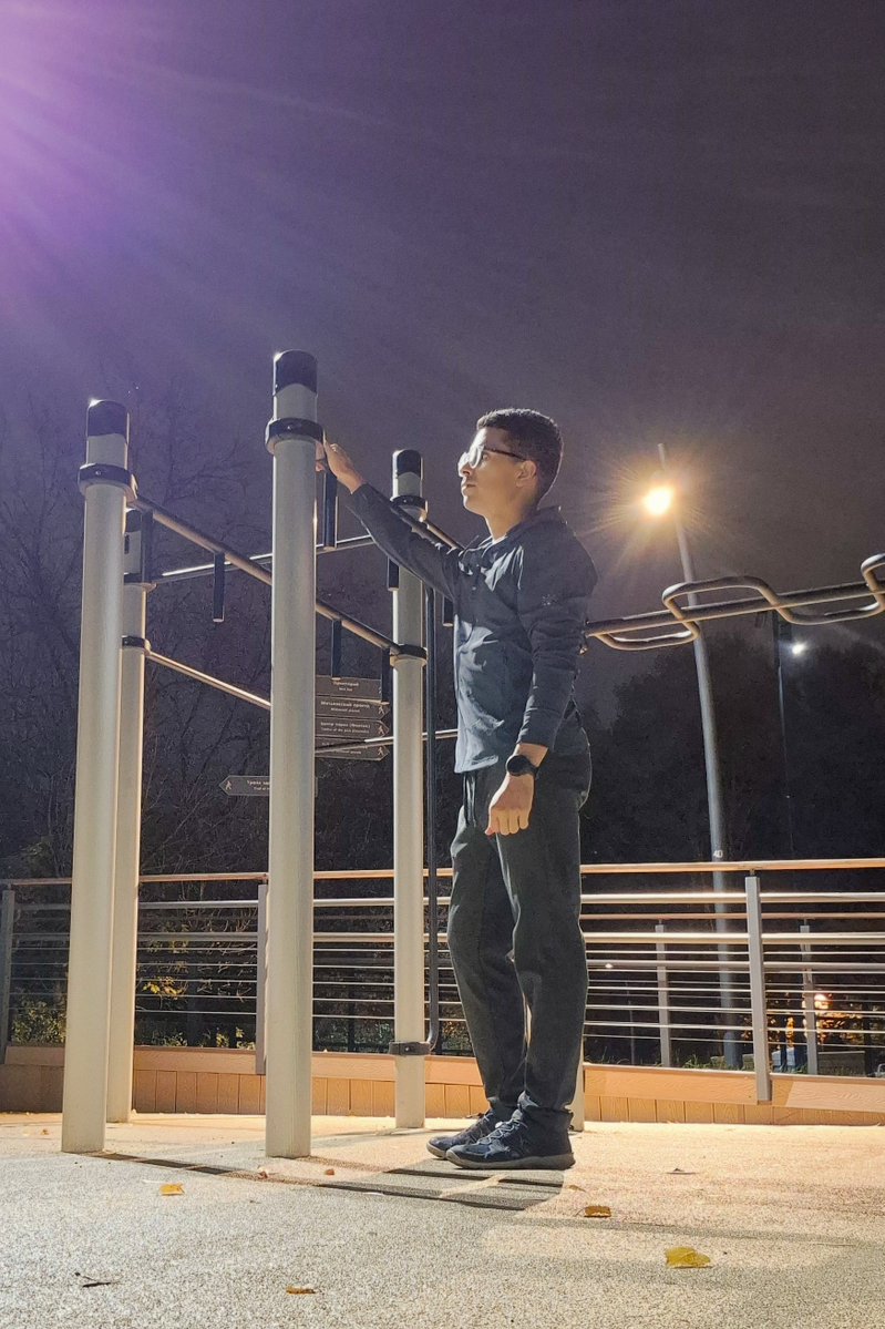 yuanhaochiang's tweet image. In the last 48 hours I&apos;ve only slept 5 hours.

Crossing continents and traveling with children in long-haul flights is no joke.

Yet at night I went to hit the pullup bars.

My friends asked how I manage to do such hard things.

Honestly? It didn&apos;t feel hard at all.

When you put…